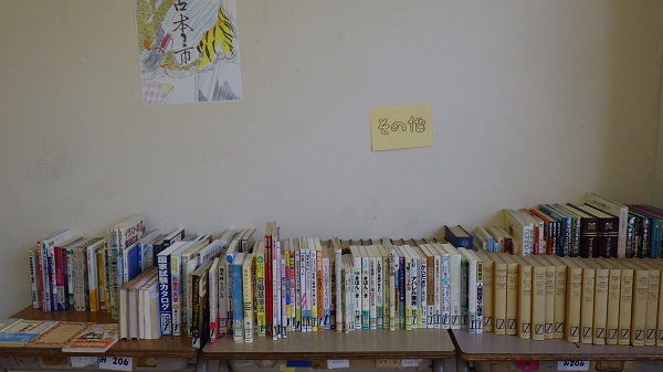 ずらりと並べられた無料配布の本