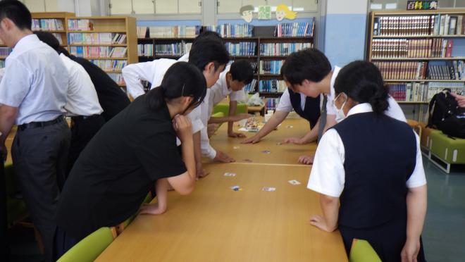 本のカルタを楽しむ図書委員たち