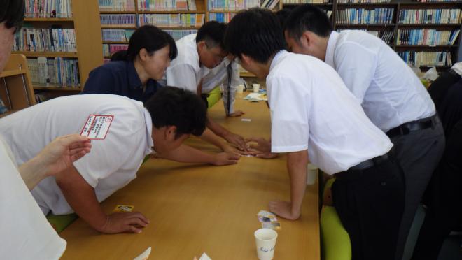 素早く手を出して本のカルタを取る様子