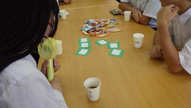 椅子に座ってお話作成ゲームを楽しむ様子