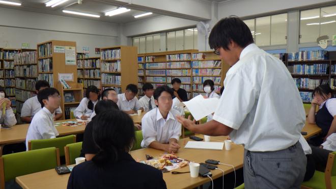 お話作成ゲームの発表の様子