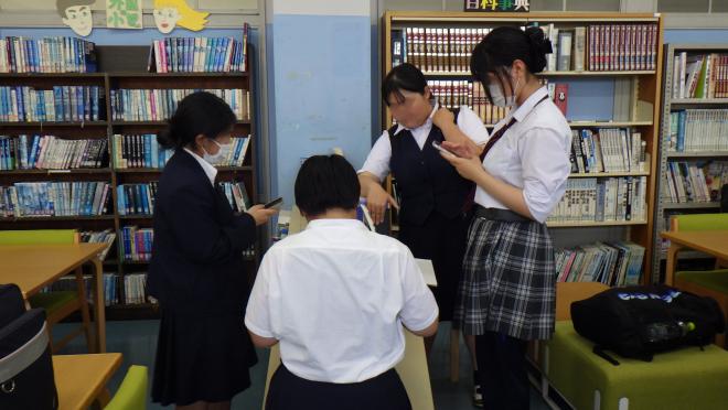 終了後の図書委員たちで連絡先交換