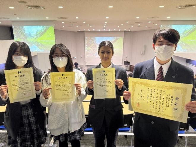 最優秀賞の賞状を手に記念撮影する生徒たち