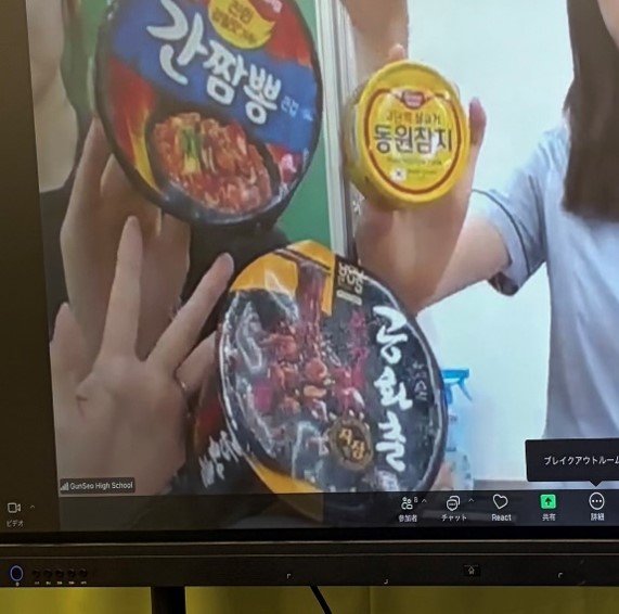 画面越しに韓国の食品パッケージ