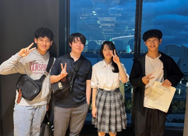 応援に来た仲間たちと記念写真