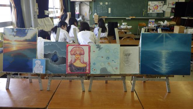 風景画や人物画や水生動物の絵など色鮮やかなさまざまな絵が並ぶ