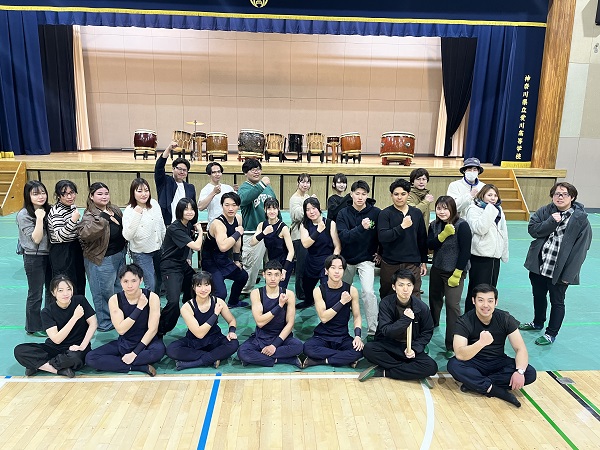 和太鼓部がガッツポーズした集合写真