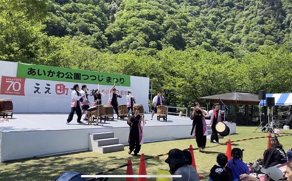 愛川町つつじまつりで演奏した様子