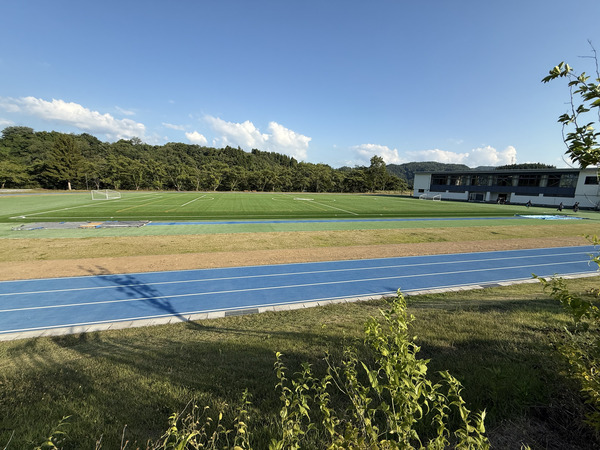 青空の下の広い陸上競技場