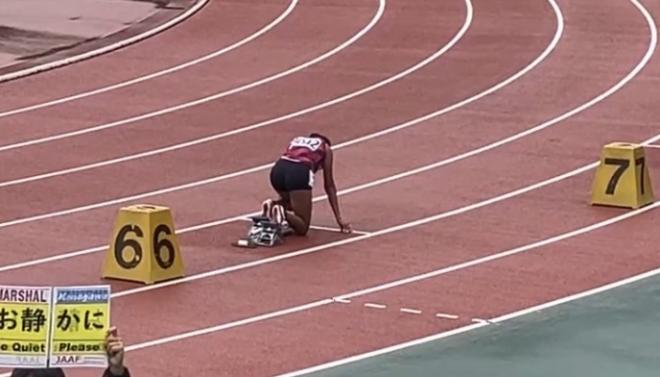 スタート位置で臨む選手