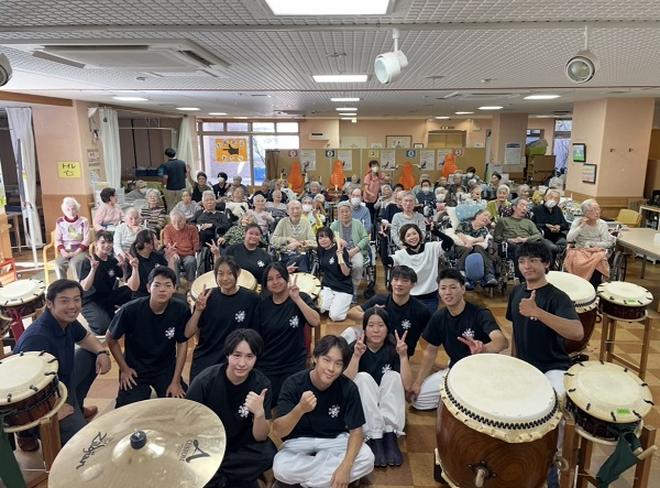 みたけでの部員と利用者との集合写真