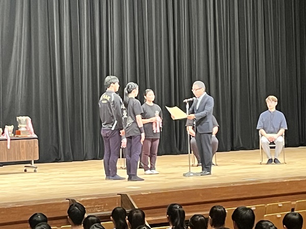 表彰式での賞状授与