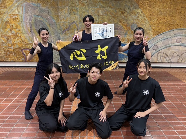 集合写真でガッツポーズ