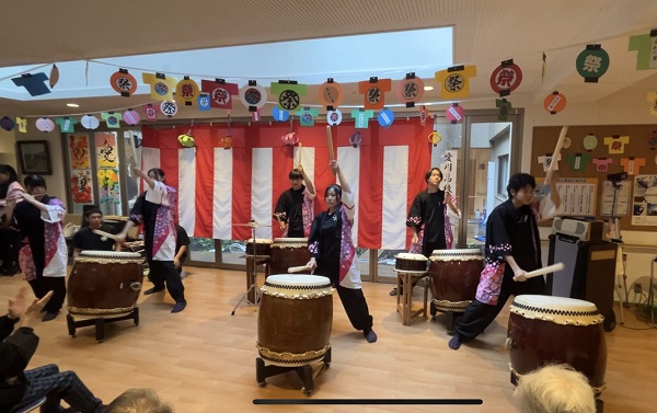 愛和の里での演奏の様子