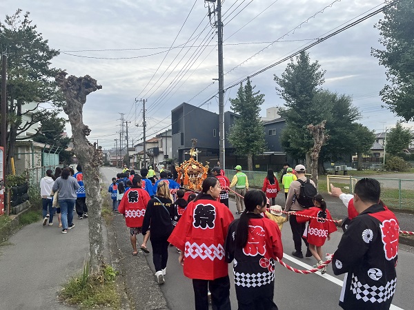 春日台でお神輿を引く後ろ姿