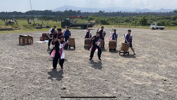 大凧まつりで「夏祭り」を演奏している様子