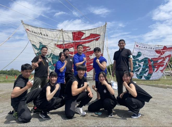 大凧をバックに集合