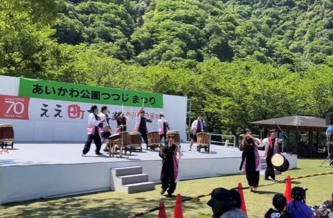 つつじまつりで「夏祭り」を演奏している様子