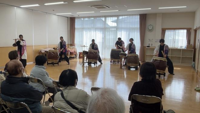 和太鼓演奏と聞き入る観客