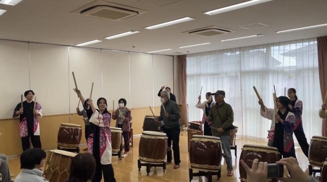 体験会でみんながバチを振り上げている様子