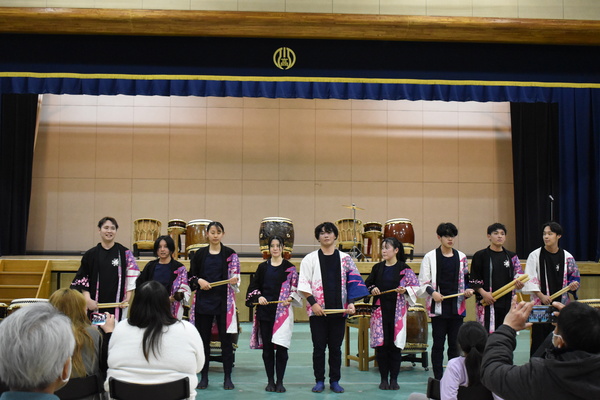 整列してあいさつする部員たち