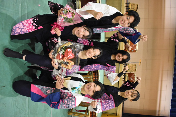 花束を持ちポーズを決めて記念撮影