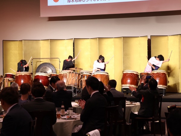 演奏が終わり静止する部員と拍手する観衆
