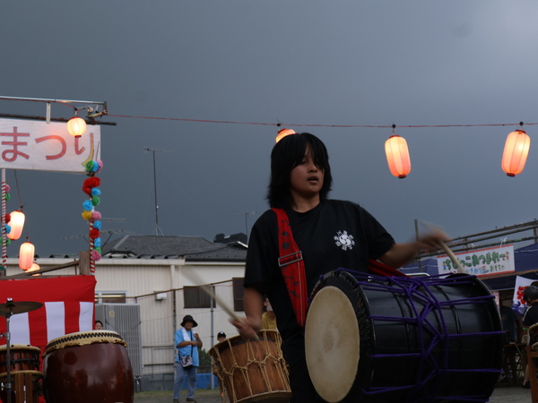 肩から太鼓を下げて叩きます