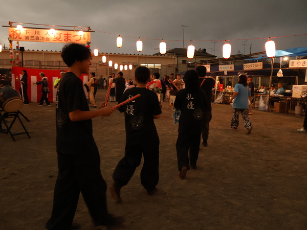 盆踊りで一緒に踊る様子