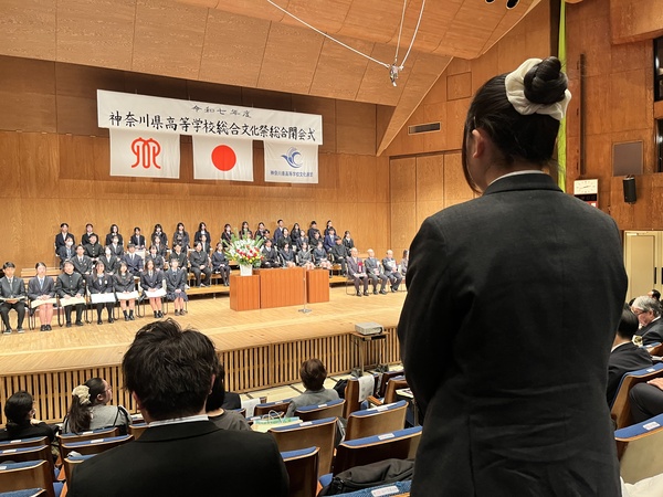 ステージに向かって起立する和太鼓部員