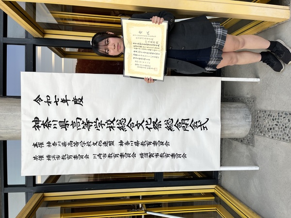 入口にて賞状を持って記念写真を撮る和太鼓部員