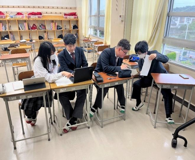 ディベートの準備をする生徒たち