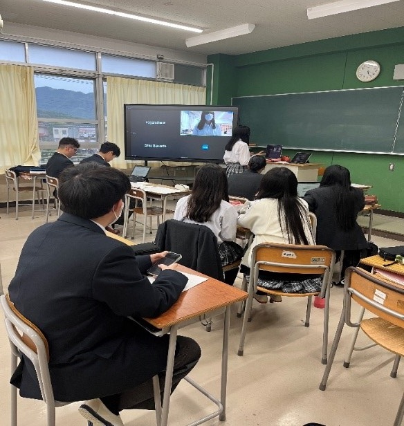 Chromebookと電子黒板につないでオンラインディベートが始まります