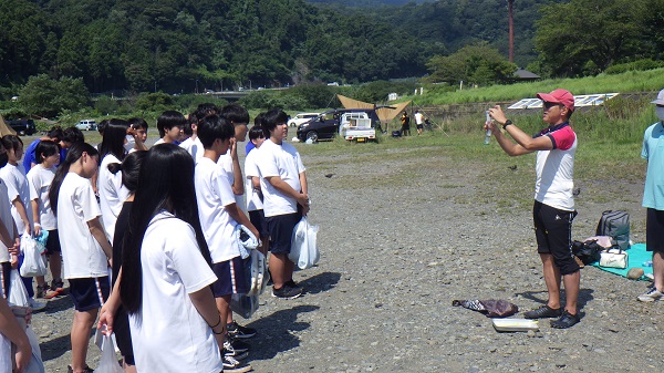 河原で説明を受ける生徒たち
