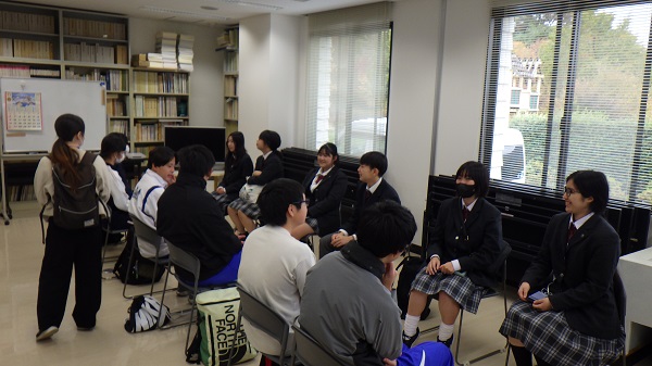 交流会で机を囲む様子