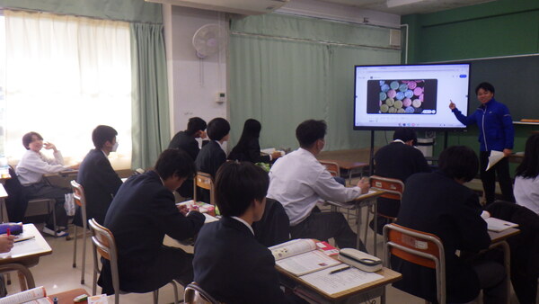 電子黒板に映した画像を説明する教員