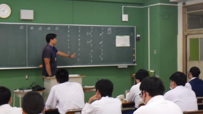 中高連携夏期講座で古文の講義を受ける生徒たち