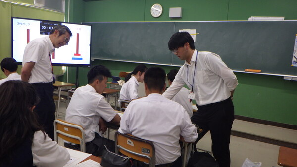 生徒に数学を解説する先生