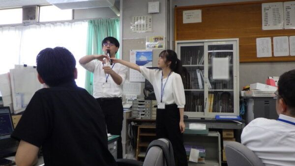 手話で電子決済を表している様子
