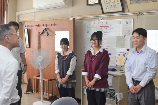 校長にあいさつする団長たち