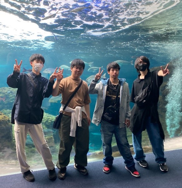 江ノ島水族館にて水槽の前の生徒たち
