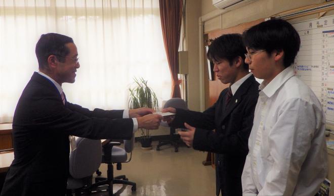 校長賞を受け取る生徒二人