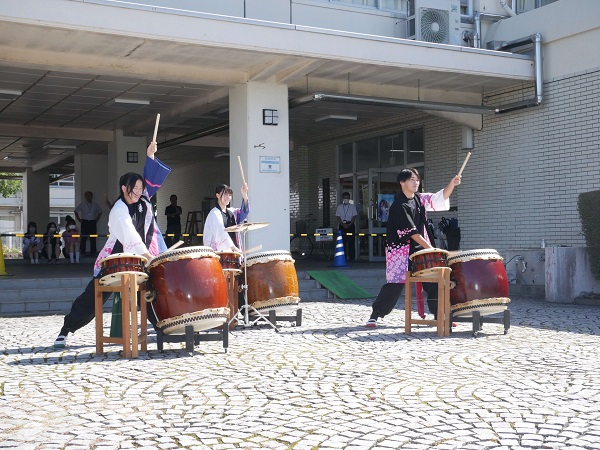 迫力のある和太鼓部のオープニングアクト