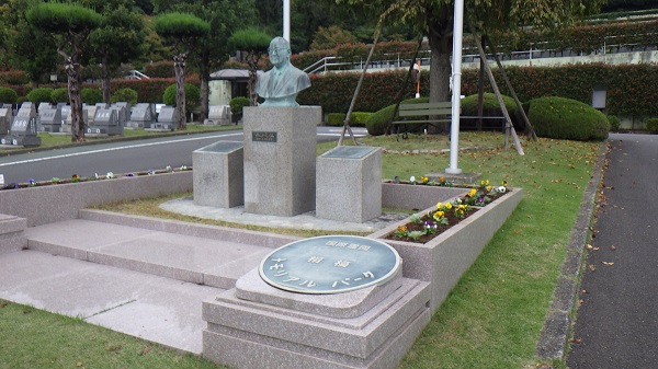 完成後、花に彩られた記念碑