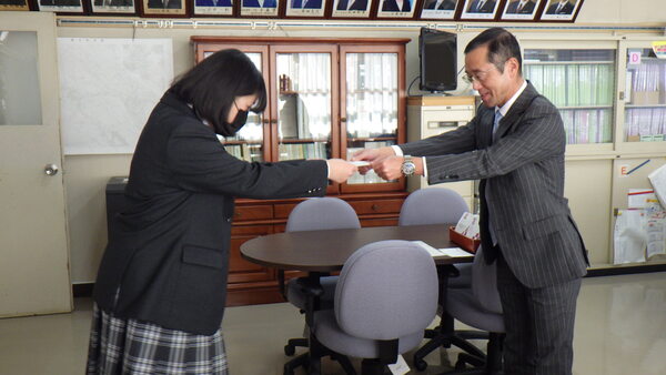 校長から賞状を授与される生徒