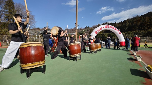 駅伝大会のコースの傍らで演奏する様子