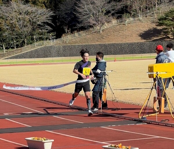 駅伝でゴールする生徒