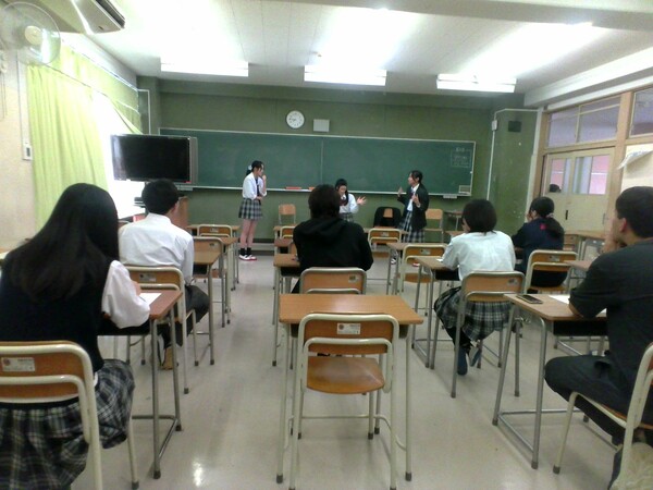 教室の前で演技をする演劇部