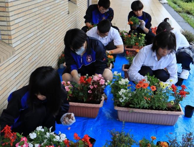 花を植える作業をする生徒たち