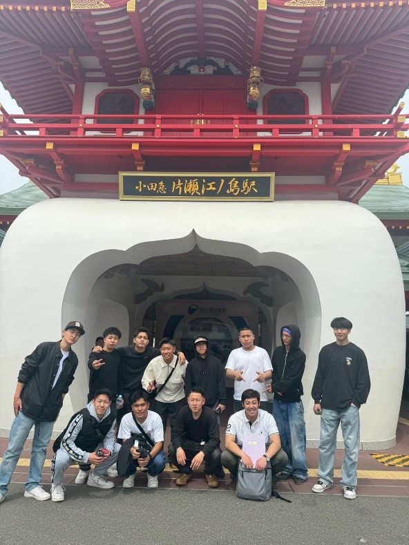 片瀬江ノ島駅前にて記念撮影